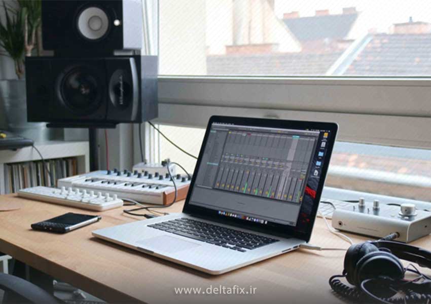 لپ تاپ مهم ترین وسیله در استودیوها برای تولید موسیقی است.
